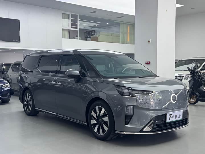 Фото 3 - Volvo EM90