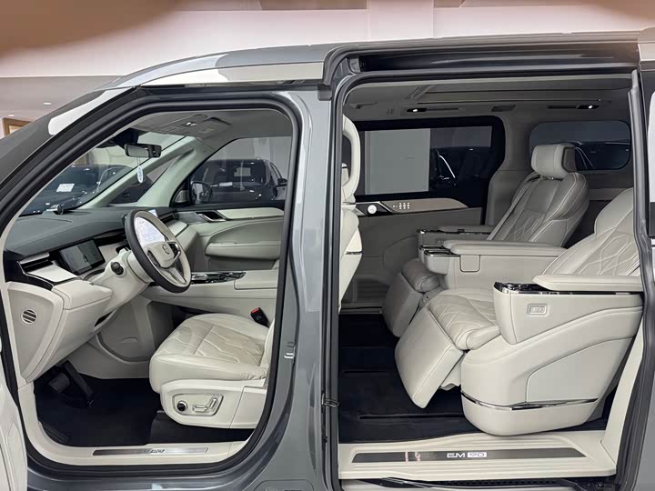 Фото 4 - Volvo EM90