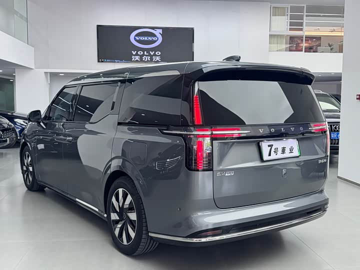 Фото 5 - Volvo EM90