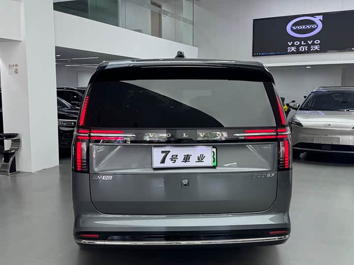 Фото 6 - Volvo EM90