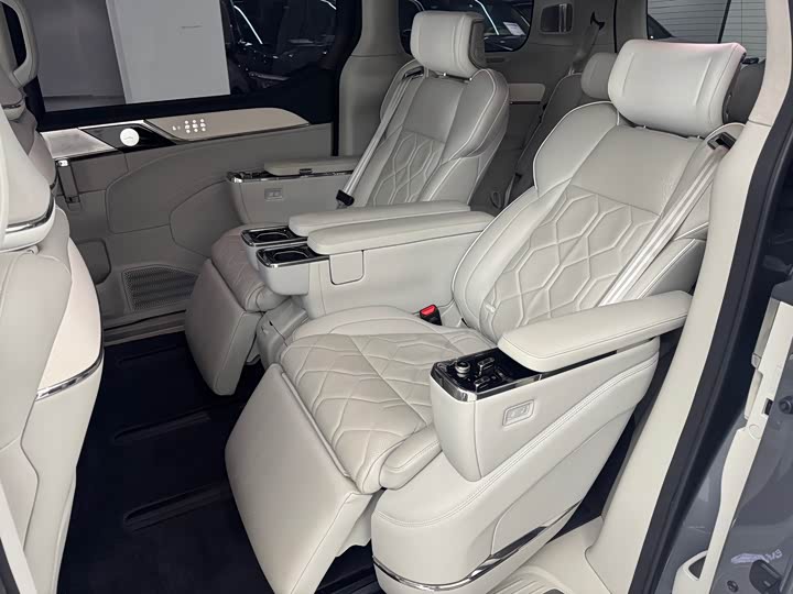 Фото 7 - Volvo EM90