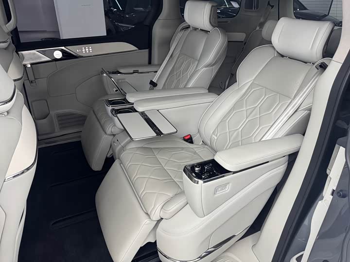 Фото 9 - Volvo EM90