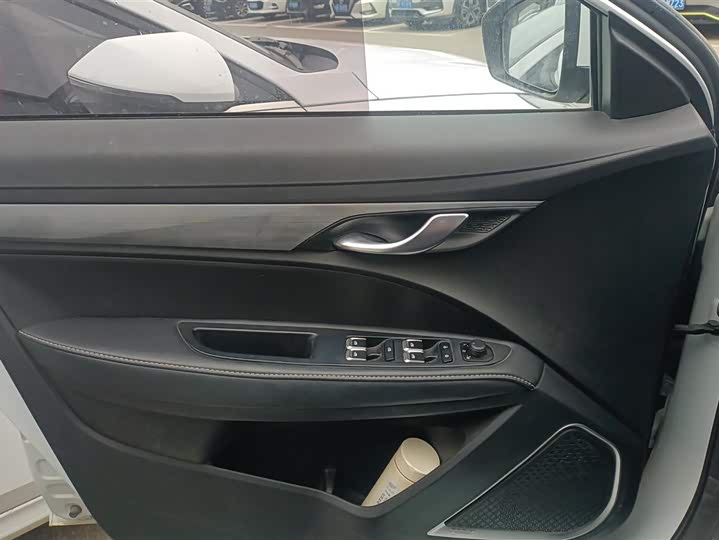 Фото 7 - Geely Emgrand