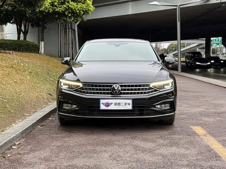 Photo 2 - Volkswagen Magotan