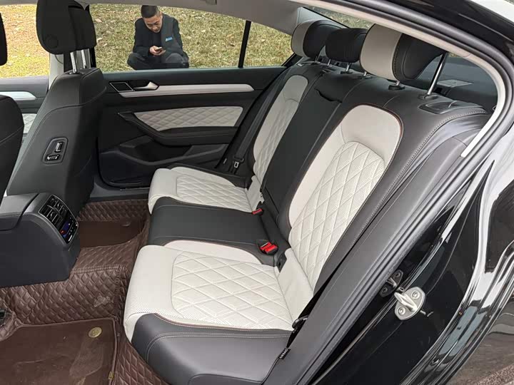 Photo 9 - Volkswagen Magotan