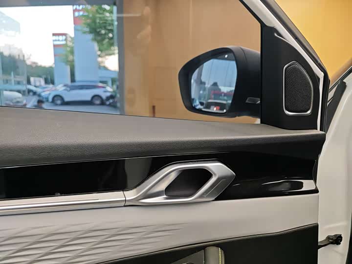 Фото 8 - Geely Coolray