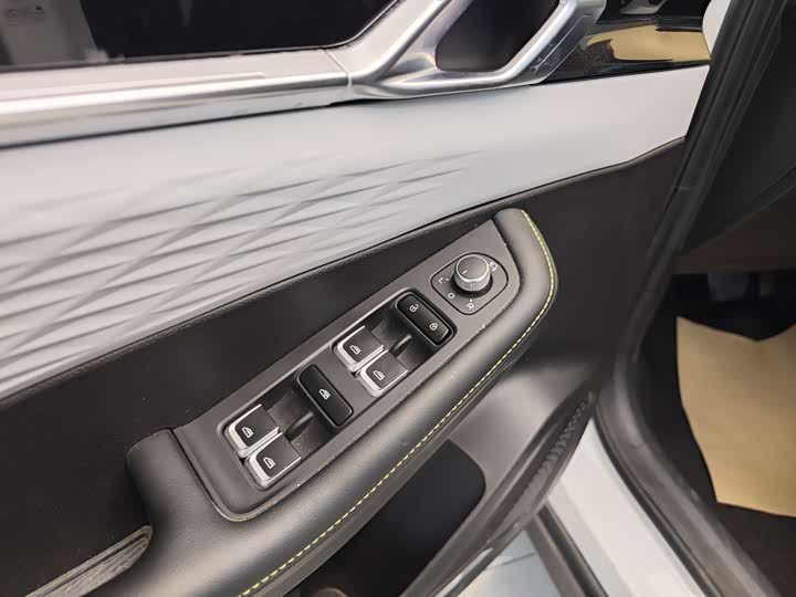 Фото 9 - Geely Coolray