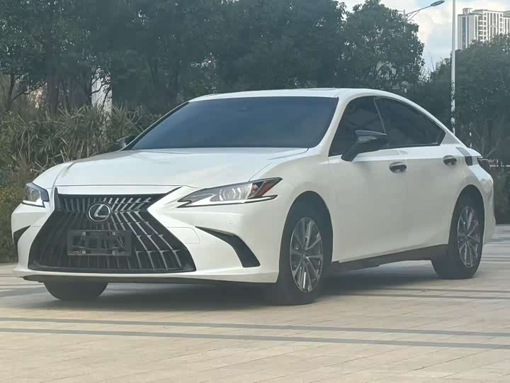 Фото 1 - Lexus ES