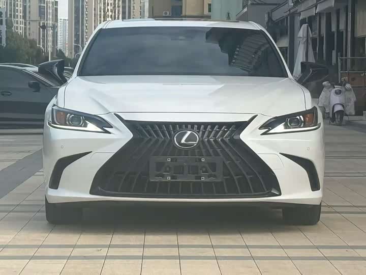 Фото 2 - Lexus ES