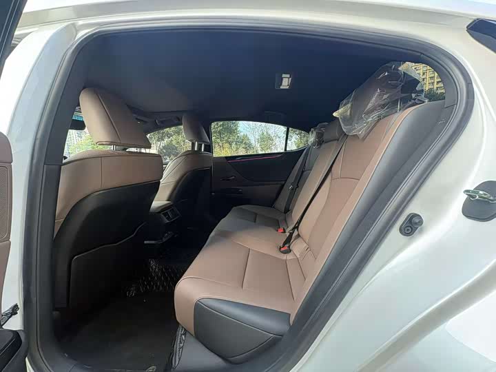 Фото 5 - Lexus ES