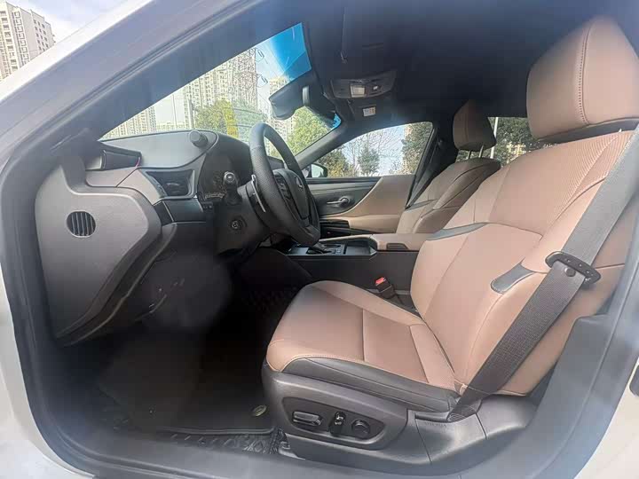 Фото 6 - Lexus ES