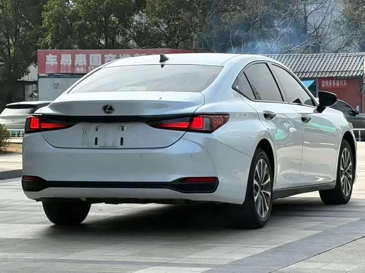 Фото 7 - Lexus ES