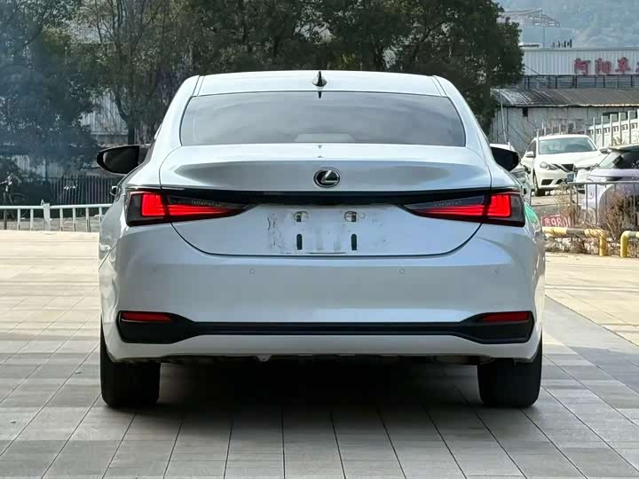 Фото 8 - Lexus ES