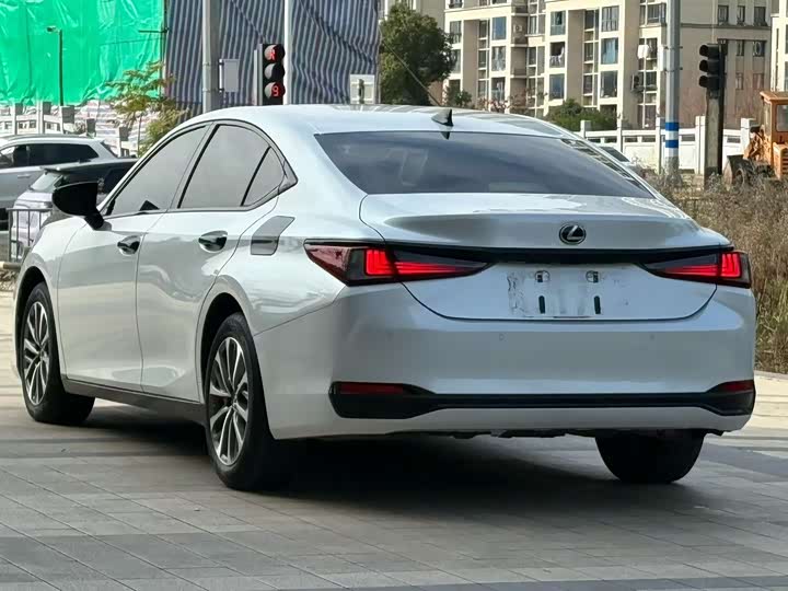 Фото 9 - Lexus ES