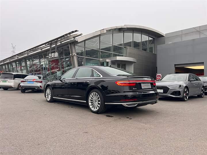 Фото 3 - Audi A8