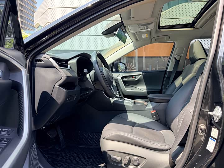 Фото 4 - Toyota RAV4