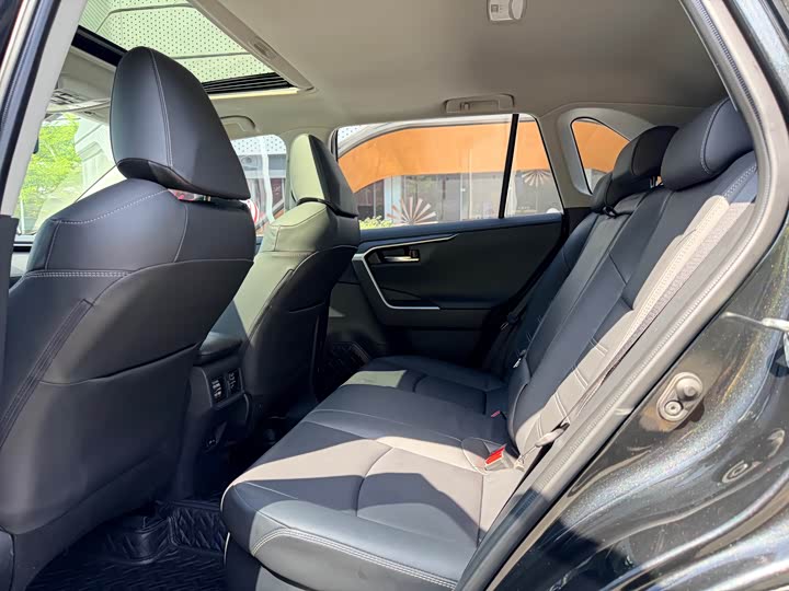 Фото 6 - Toyota RAV4