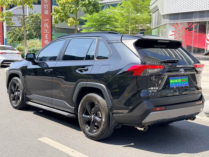 Фото 9 - Toyota RAV4