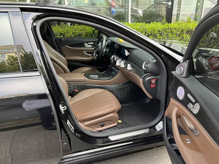 Фото 4 - Mercedes-Benz E-Class