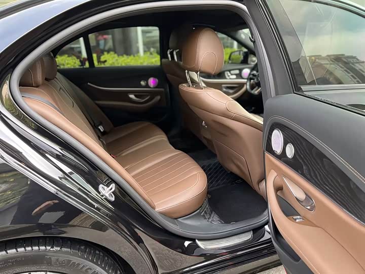 Фото 5 - Mercedes-Benz E-Class