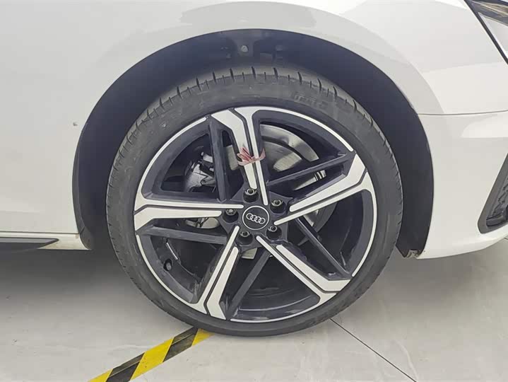 Фото 6 - Audi A4L