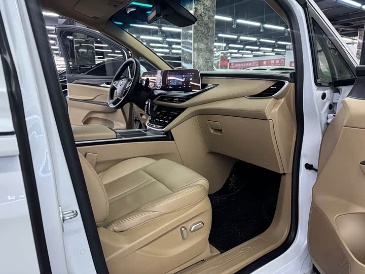 Фото 9 - Buick GL8 ES