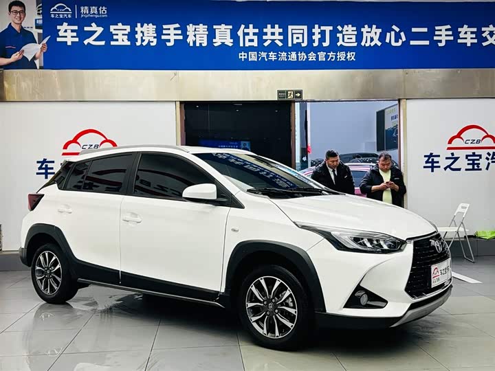 Фото 3 - Toyota Yaris L Hatchback