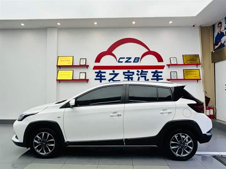 Фото 4 - Toyota Yaris L Hatchback