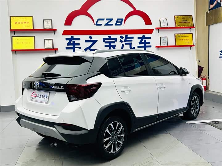 Фото 5 - Toyota Yaris L Hatchback