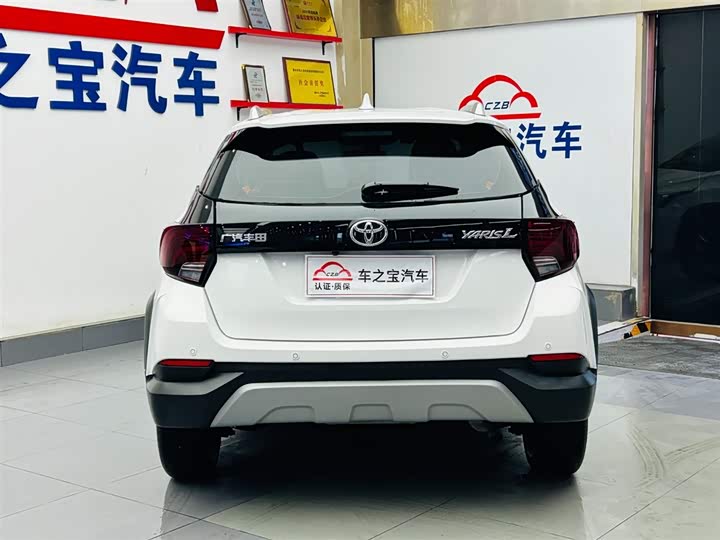 Фото 6 - Toyota Yaris L Hatchback