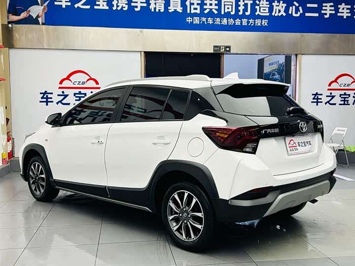 Фото 7 - Toyota Yaris L Hatchback