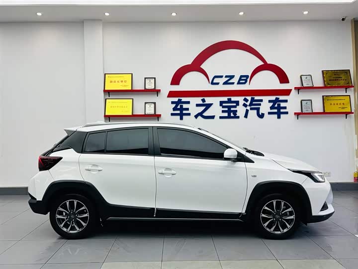 Фото 8 - Toyota Yaris L Hatchback