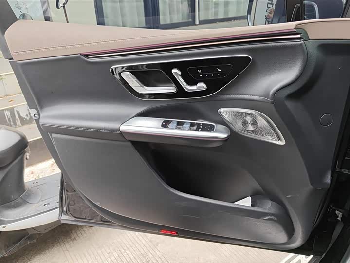 Photo 7 - Mercedes-Benz EQE SUV