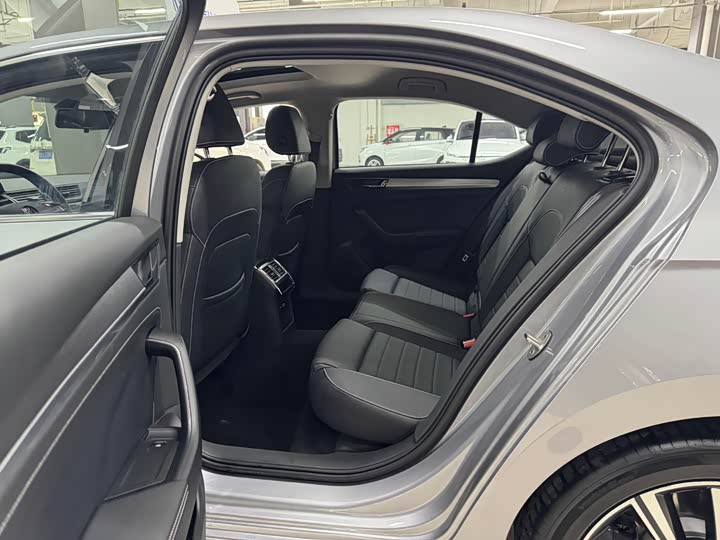 Фото 6 - Skoda Superb