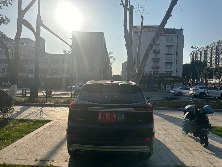 Photo 5 - Geely Atlas