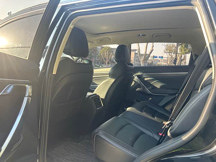 Photo 8 - Geely Atlas