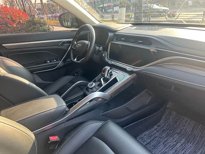 Photo 9 - Geely Atlas