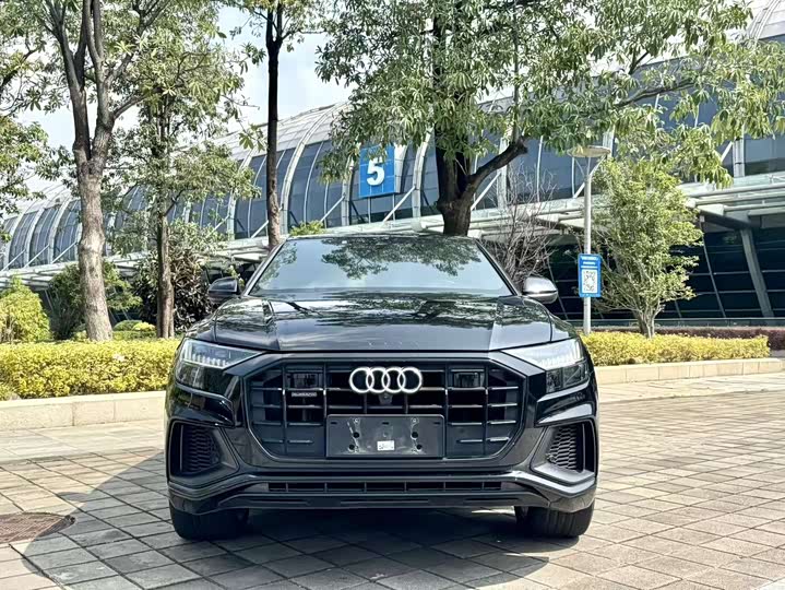 Фото 2 - Audi Q8