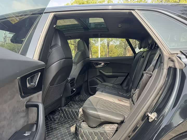 Фото 7 - Audi Q8