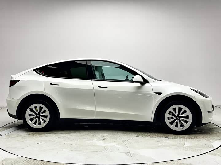 Photo 4 - Tesla Model Y