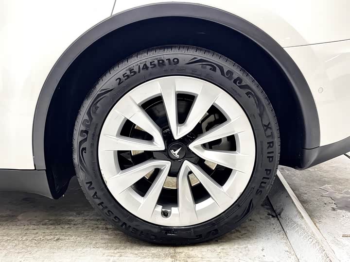 Photo 6 - Tesla Model Y