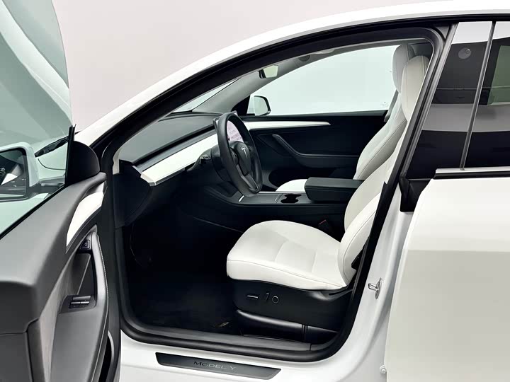 Photo 9 - Tesla Model Y