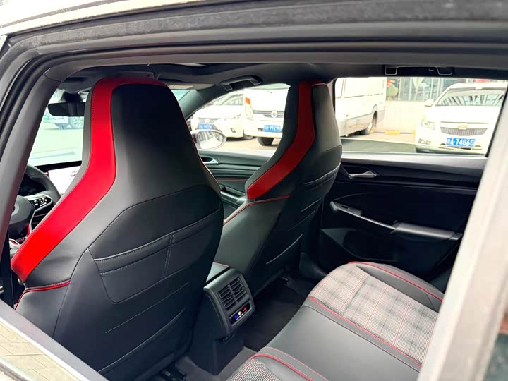 Photo 9 - Volkswagen Golf GTI