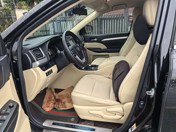 Photo 8 - Toyota Highlander