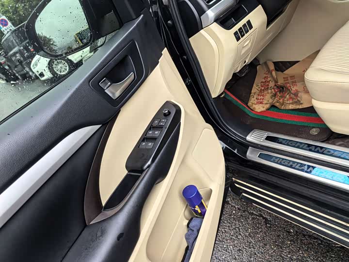 Photo 9 - Toyota Highlander