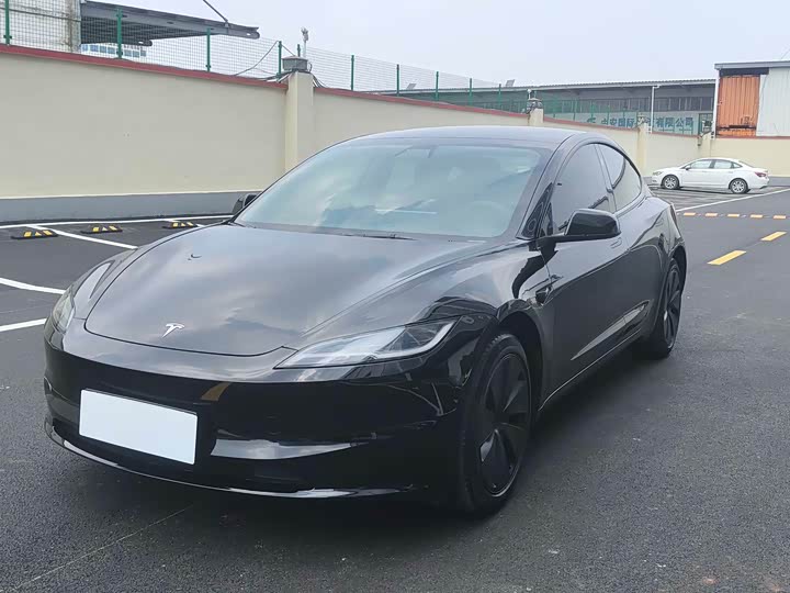 Фото 1 - Tesla Model 3