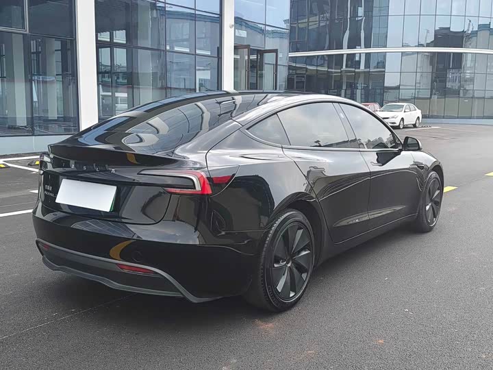 Фото 4 - Tesla Model 3