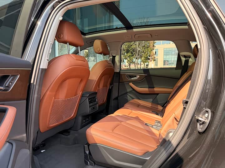 Фото 8 - Audi Q7