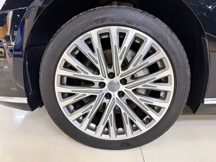 Фото 5 - Audi A8