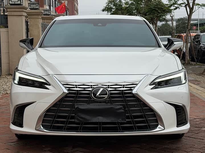 Фото 2 - Lexus ES